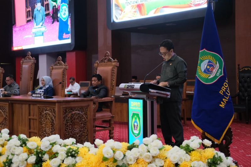 Juru Bicara Banggar, Muksin Amrin, membacakan catatan kritis 4 fraksi terhadap pembangunan Jalan Trans Kie Raha, dalam sidang paripurna DPRD Maluku Utara, Jumat (7/11/2025).