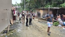 Pelaku judi sabung ayam diamankan personel Polres Halmahera Tengah, Jumat (7/11/2025).