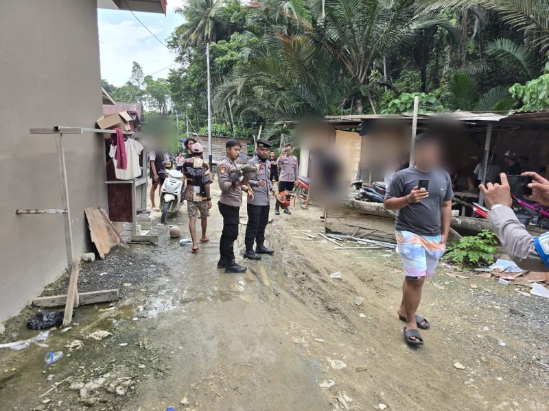 Pelaku judi sabung ayam diamankan personel Polres Halmahera Tengah, Jumat (7/11/2025).