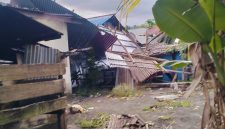Tampak salah satu rumah warga di Pulau Morotai mengalami kerusakan akibat dihantam cuaca ekstrem yang melanda Jumat pagi (7/11/2025).