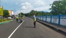 Tampak petugas Satlantas Polres Ternate mengatur arus lalu lintas di kawasan perikanan Bastiong, Kamis (18/12/2025). Kawasan ini sebelumnya dikeluhkan para pengendara akibat parkir liar truk berukuran besar sehingga mempersempit jalan.