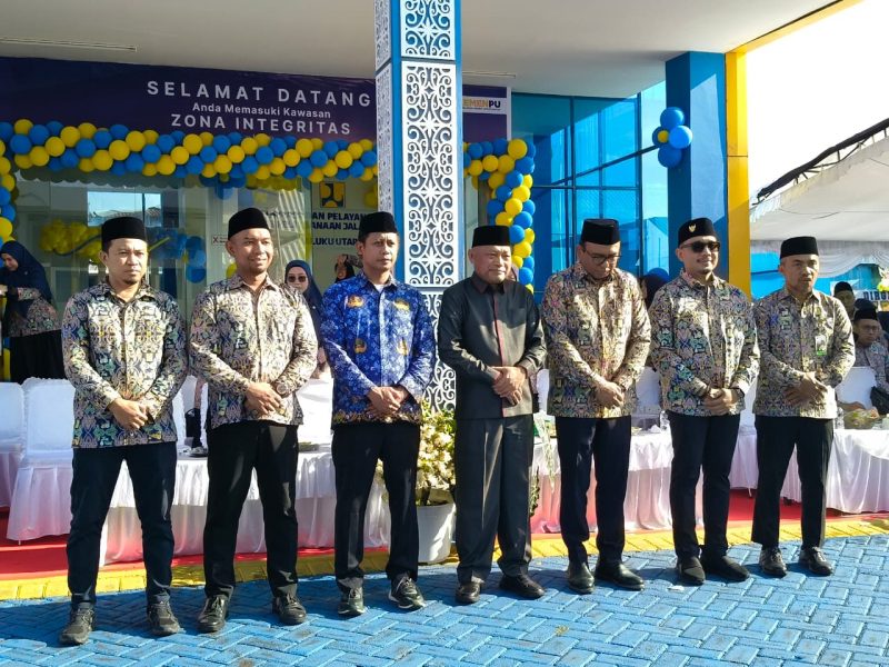 Wagub Maluku Utara Sarbin Sehe foto bersama jajaran BPJN wilayah Malut dan Plt Kadis PUPR Malut bersama jajaran usai memperingati Hari Bakti Kementerian PU ke-80, Rabu (03/12/2025).
