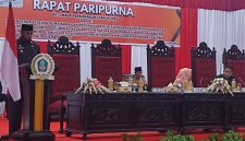 Rapat paripurna DPRD Halsel dengan agenda pengambilan keputusan atas Rancangan Peraturan Daerah (Ranperda) terkait perubahan nomenklatur dan tipe 8 OPD, yang digelar di aula DPRD Halsel, Senin (12/01/2026).