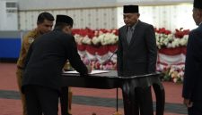 Wagub Malut Sarbin Sehe memimpin langsung acara pelantikan puluhan pejabat baik eselon III maupun IV di lingkungan Pemprov Maluku Utara. Pengambilan sumpah jabatan berlangsung di aula Nuku, Kantor Gubernur Malut, Senin  (12/1/2026).