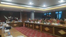 Wagub Malut Sarbin Sehe pimpin rapat rim optimalisasi peningkatan PAD. Rapat ini berlangsung di kantor Gubernur Malut, Senin (12/1/2026).