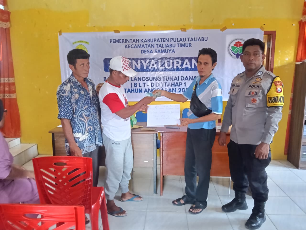 Pj Kades Samuya Serahkan BLT DD 2026, Warga Ucapkan Syukur